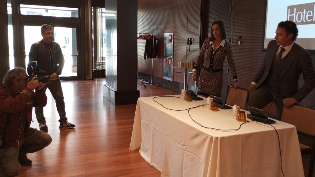 La modelo María José Besora, este martes, en el Hotel Nelva de Murcia, antes de comparecer en rueda de prensa junto a su abogado Pablo Ruiz Palacios.