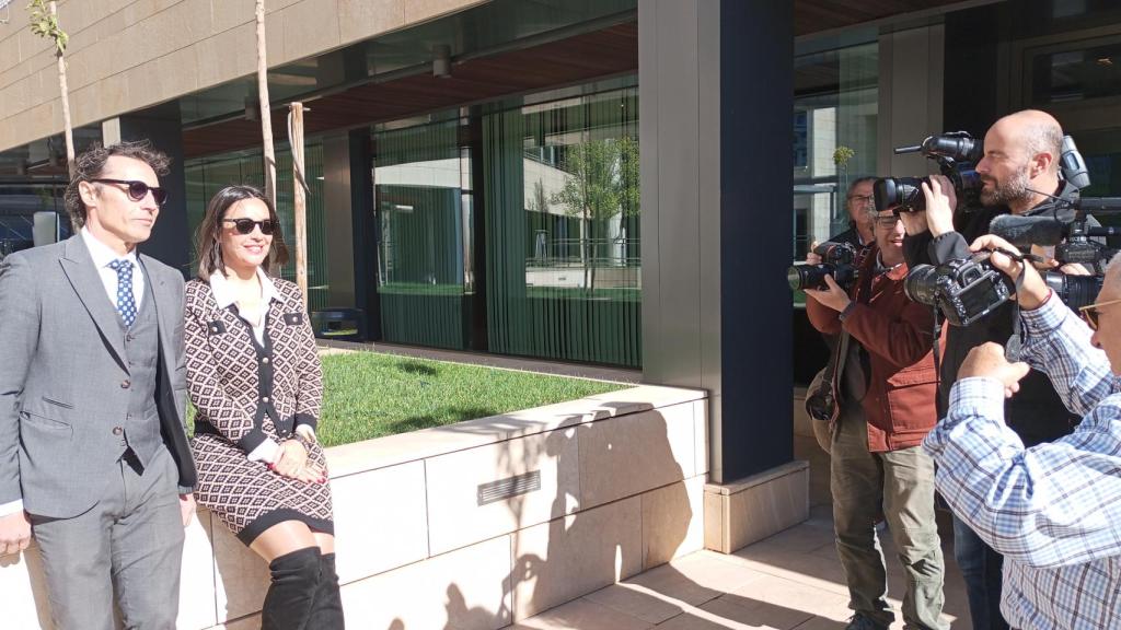 Los fotógrafos y cámaras tomando imágenes de Besora y su letrado Ruiz Palacios.