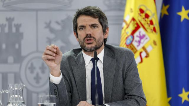 El ministro de Cultura, Ernest Urtasun durante la rueda de prensa posterior a la reunión del Consejo de Ministros, este martes en el Palacio de La Moncloa. Foto: EFE/ Mariscal