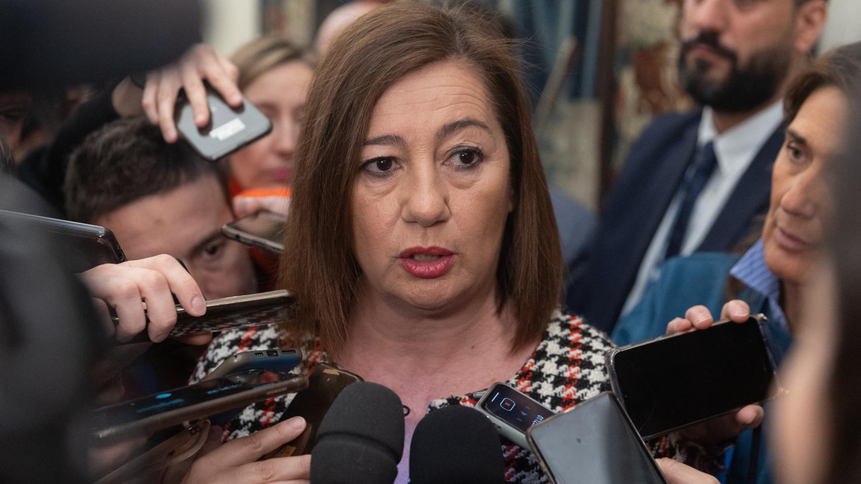 Francina Armengol, expresidenta de Baleares y actual presidenta del Congreso, atiende a la prensa antes de la reunión de la Mesa.