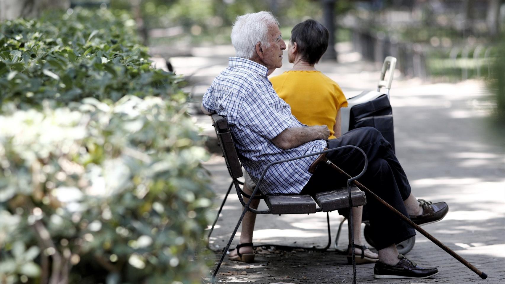 Un jubilado en un banco.