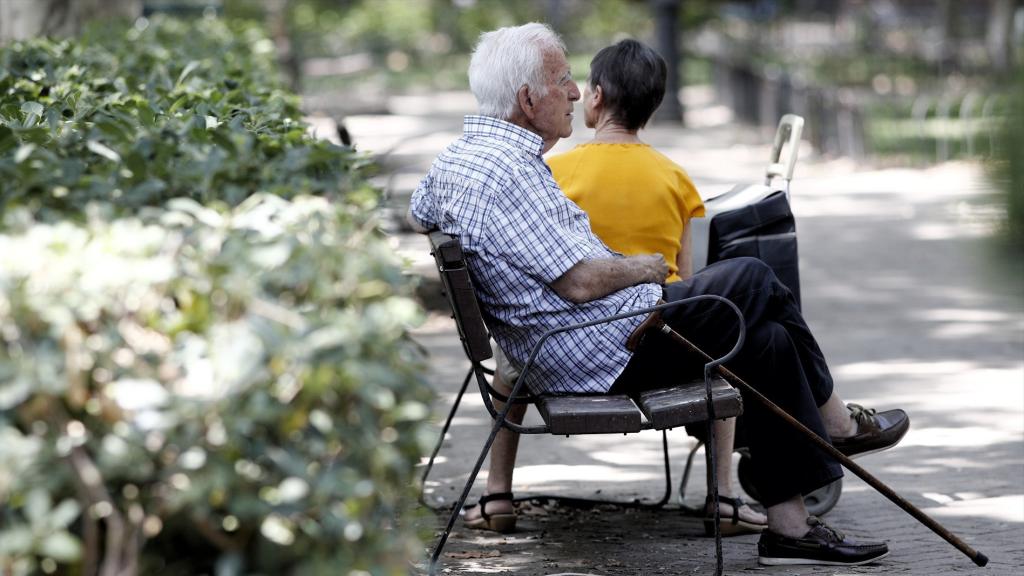 Un jubilado en un banco.