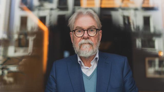 Michael Reid, al otro lado del escaparate del Hotel Catalonia, en la Gran Vía madrileña.
