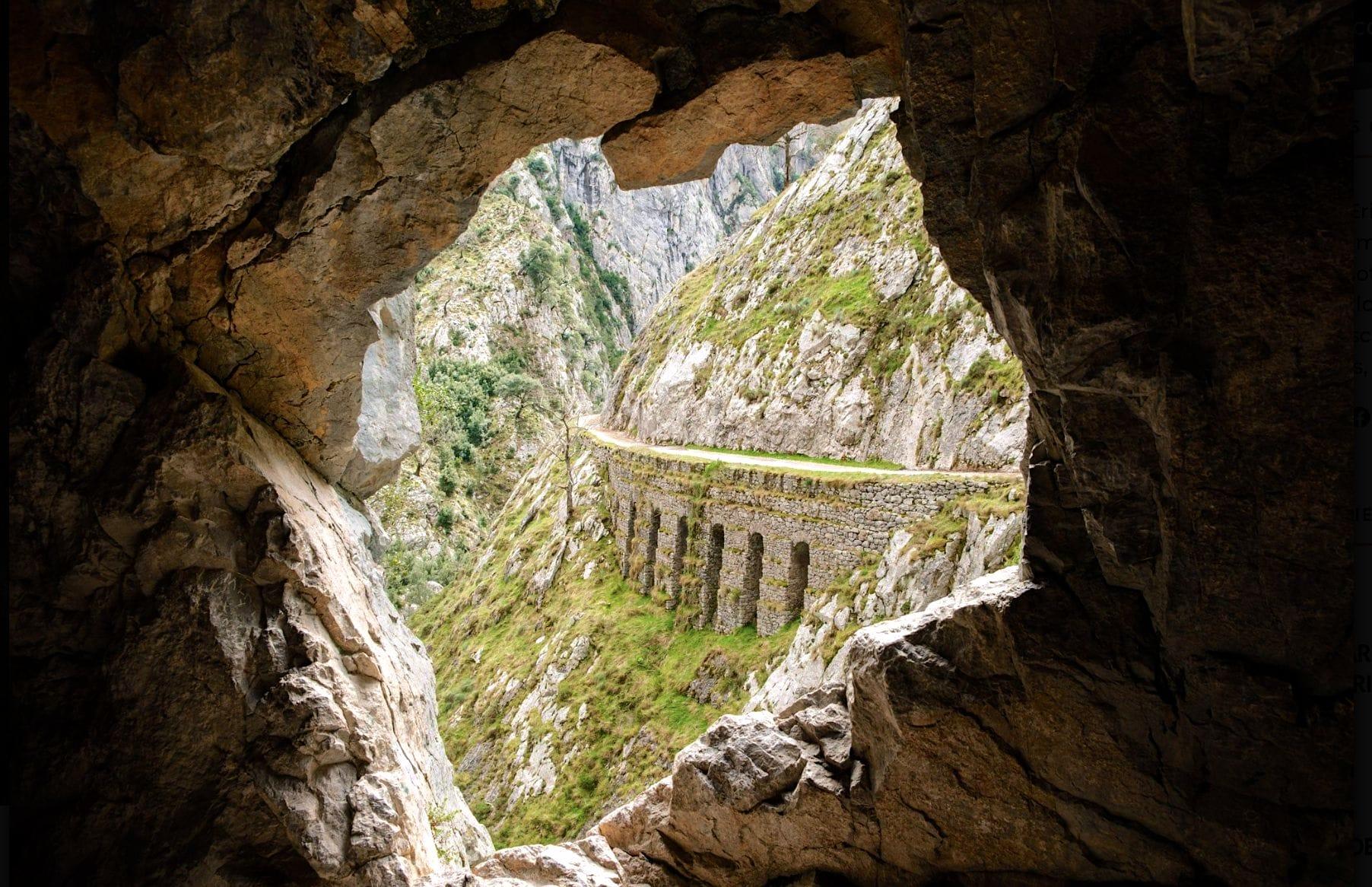 Ventana de piedra en mitad de la ruta del Cares. Foto: Shutterstock