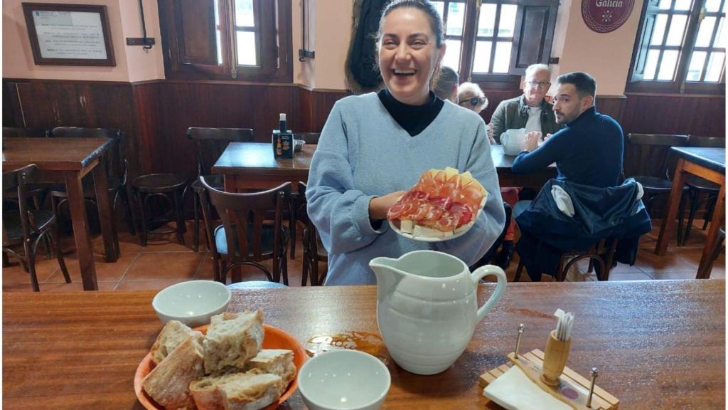 En El Cruce mantenemos dos tradiciones muy ferrolanas: cantar y servir el vino en taza