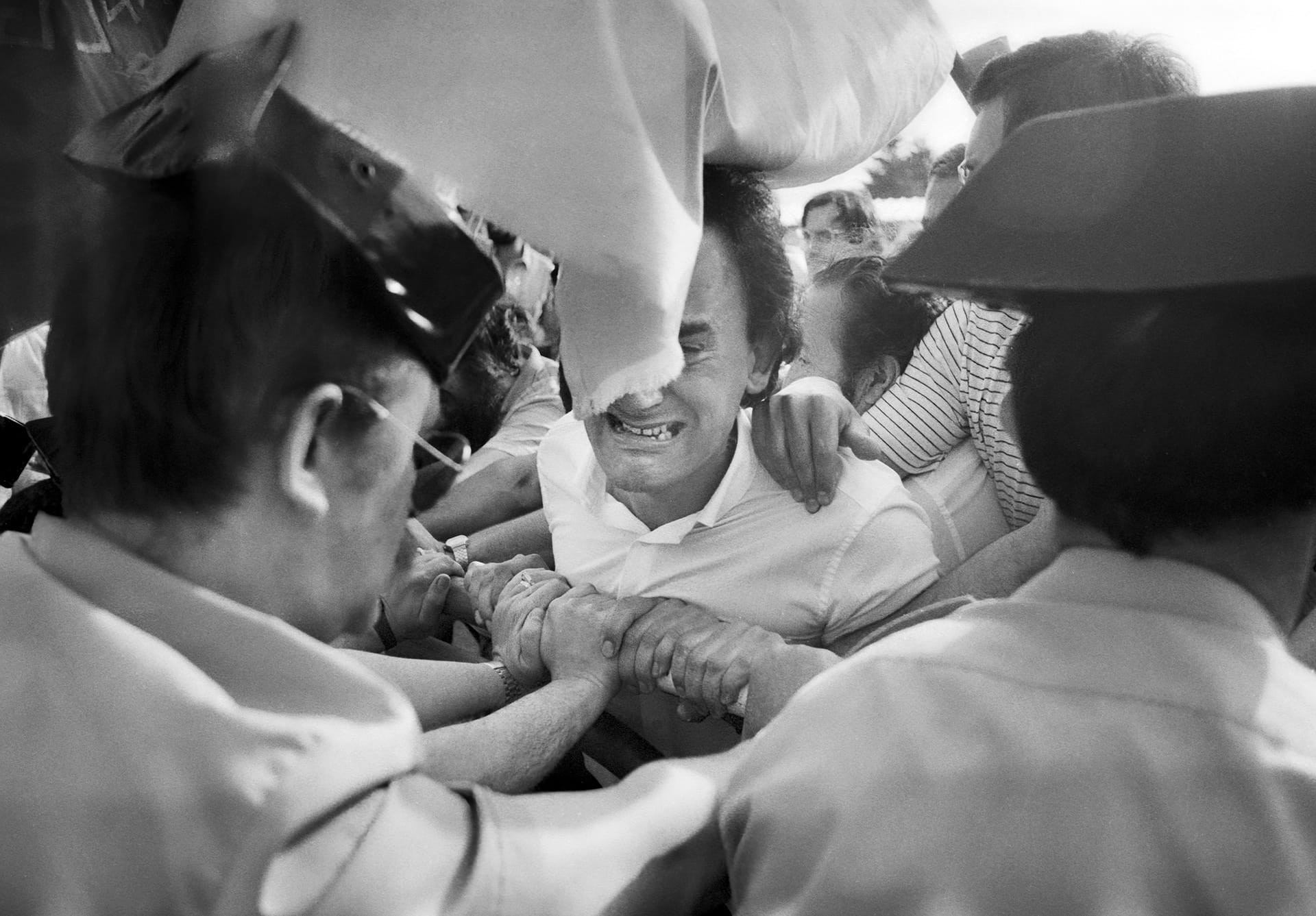 Incidentes ante el aeropuerto de Lavacolla en junio de 1984. Foto: Xan Carballa/Museo de Pontevedra