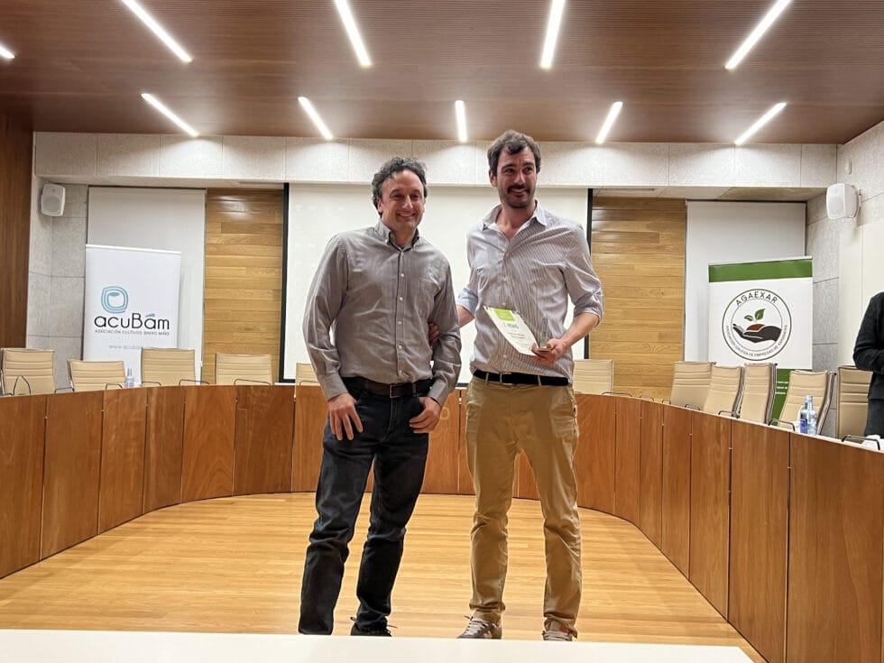 Ángel Romero recibiendo el premio de la AGAEXAR. Foto: AGAEXAR