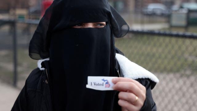 Una votante demócrata muestra su pegatina 'I Voted' en las primarias de Michigan.