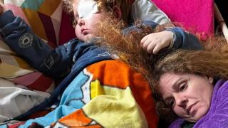Isabel Muelas y su hijo Martín, que murió de un glioma difuso intrínseco de tronco. Isabel recauda fondos para luchar contra esta enfermedad, de la que se diagnostican 20 casos al año.