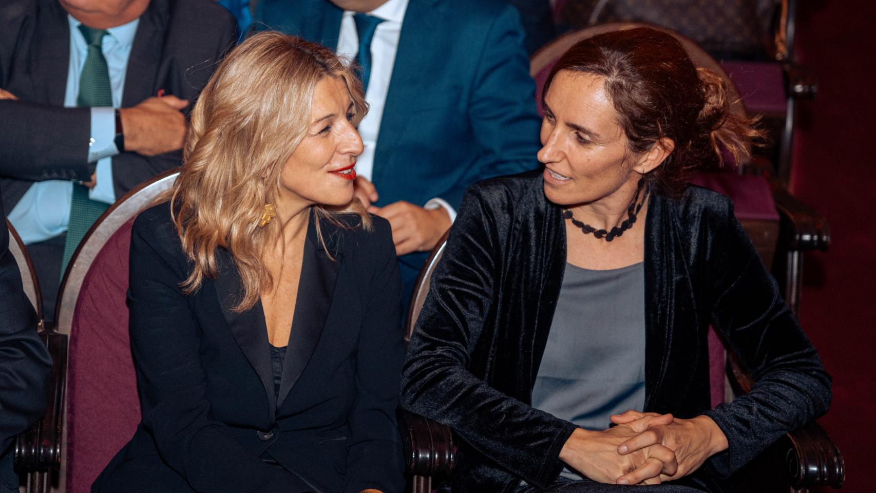 La vicepresidenta del Gobierno, ministra de Trabajo y Economía Social y la líder de Sumar, Yolanda Díaz, y la ministra de Sanidad y líder de Más Madrid, Mónca García.