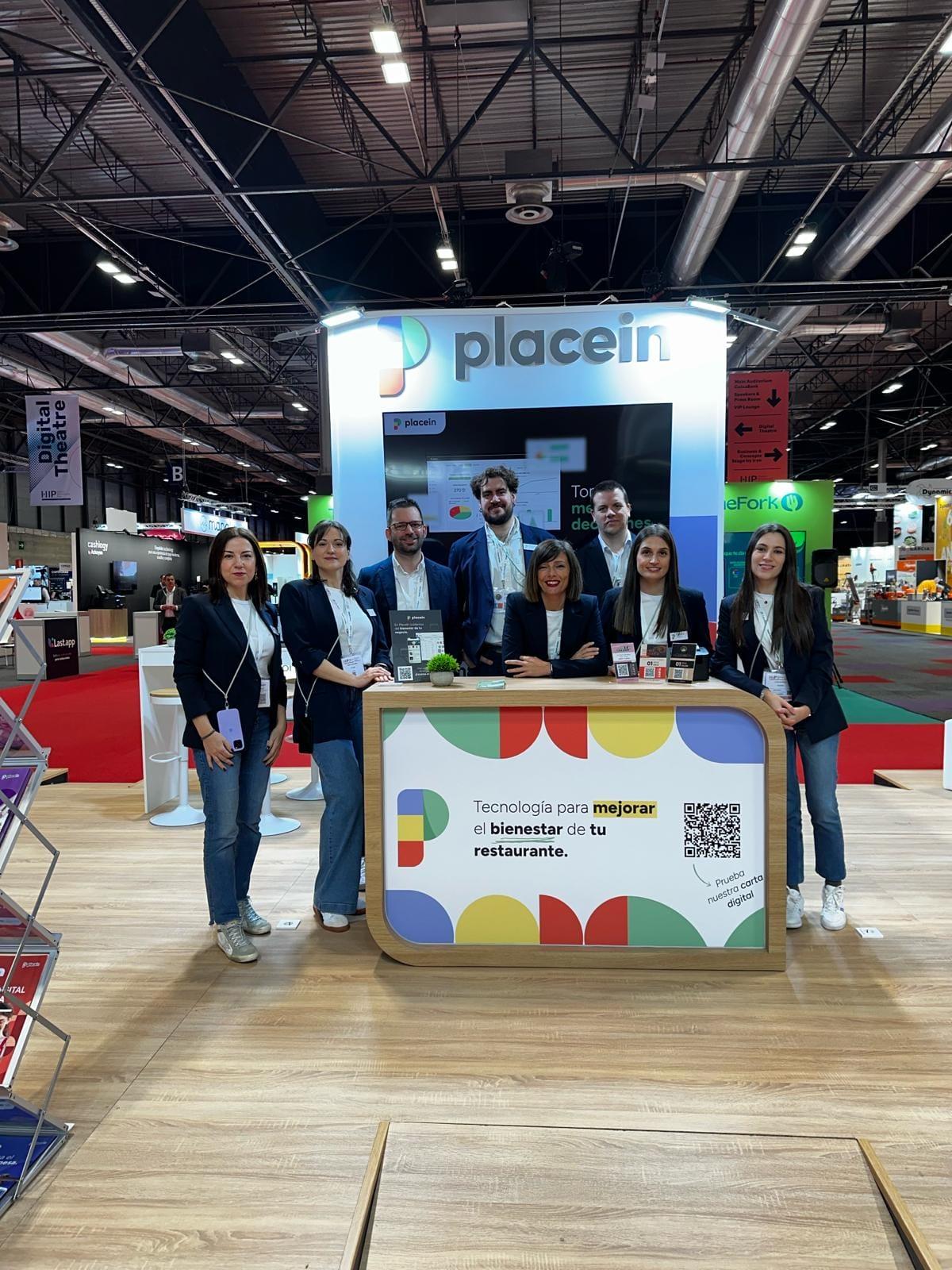 Parte del equipo de PlaceIn durante la expoHIP, en IFEMA.