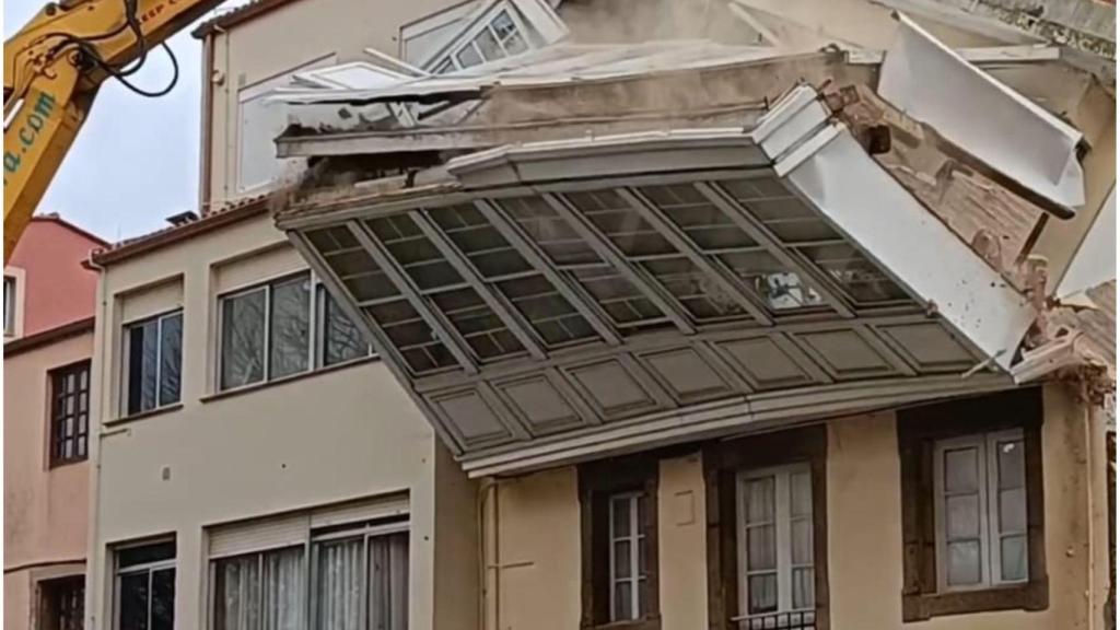 Momento del derribo de la fachada