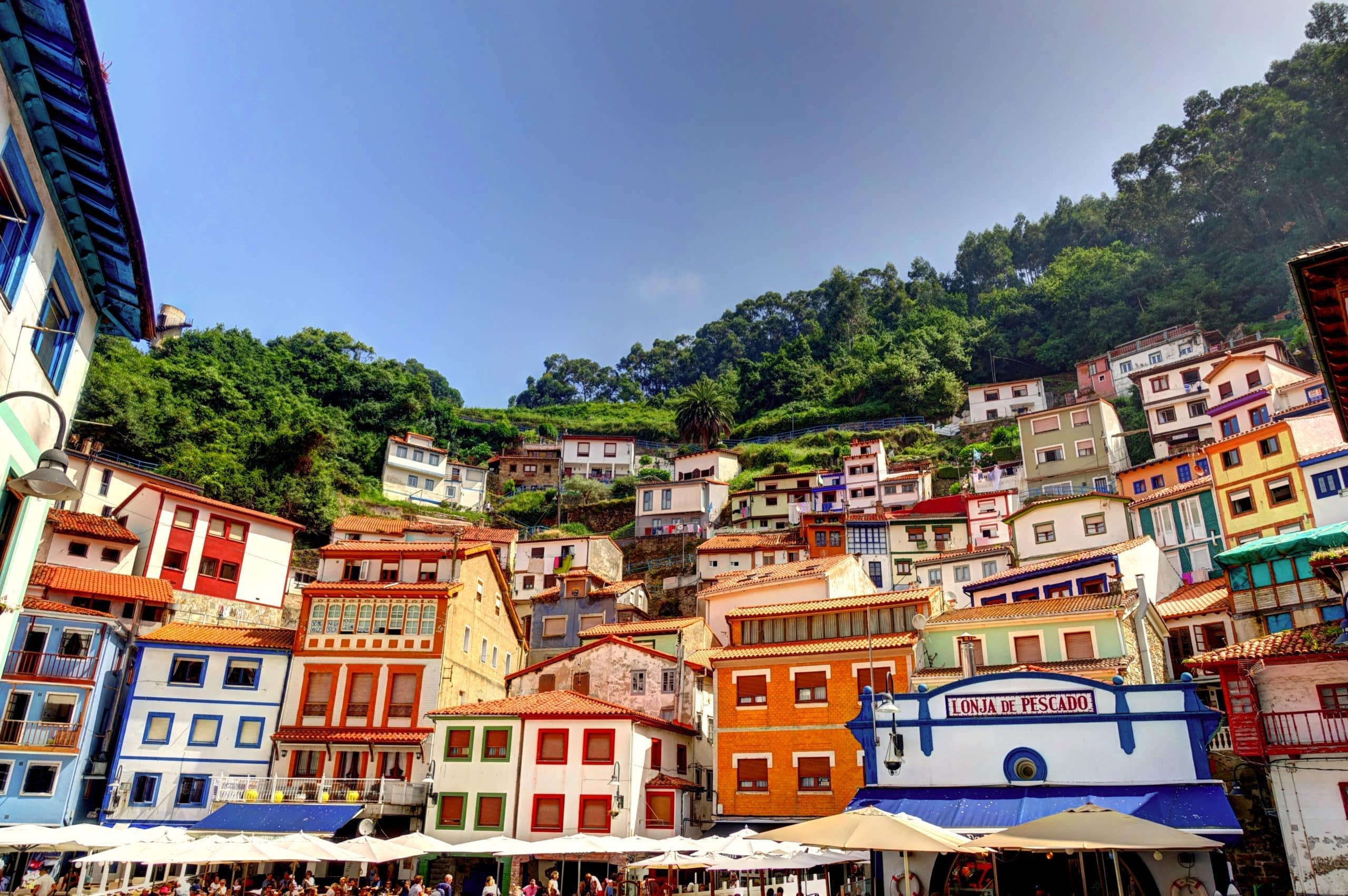 Las pintorescas viviendas de Cudillero, Asturias. Foto: Adobe Stock