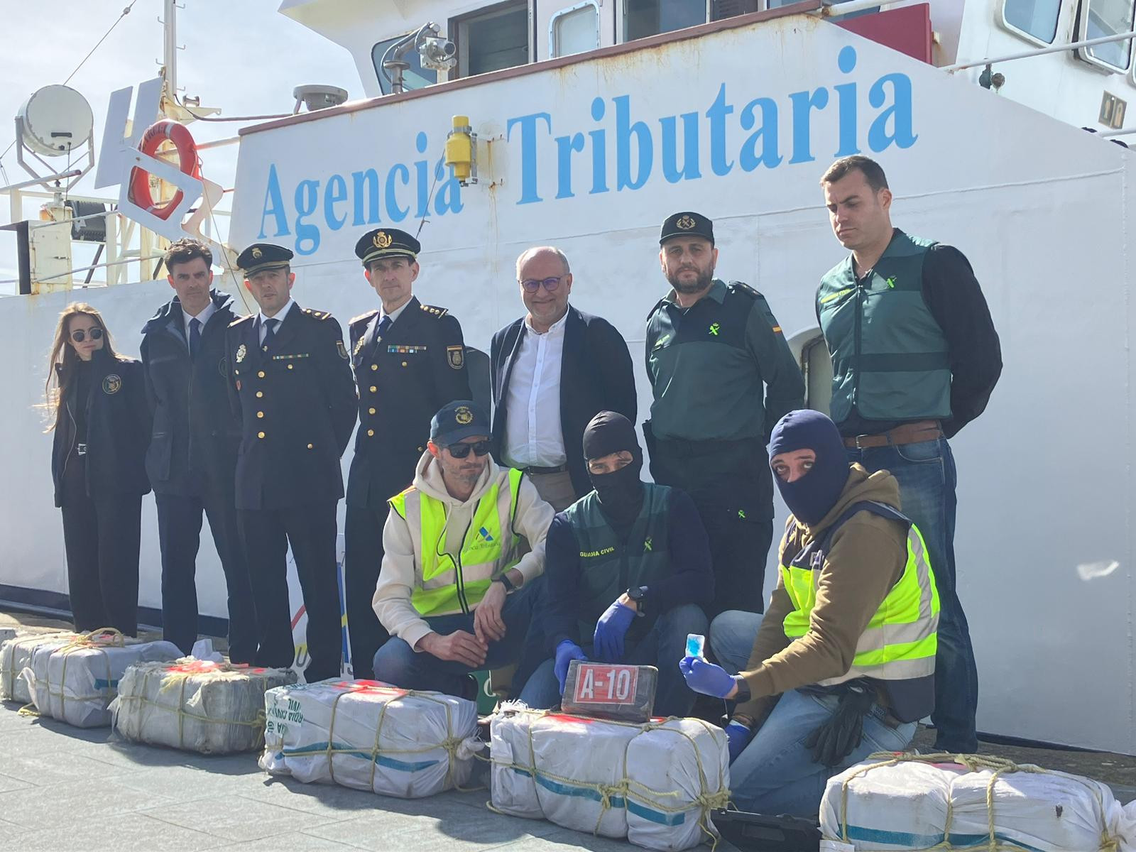 Abel Losada, en el centro, junto a efectivos de la Guardia Civil, Policía Nacional y Vigilancia Aduanera. Foto: Cedida