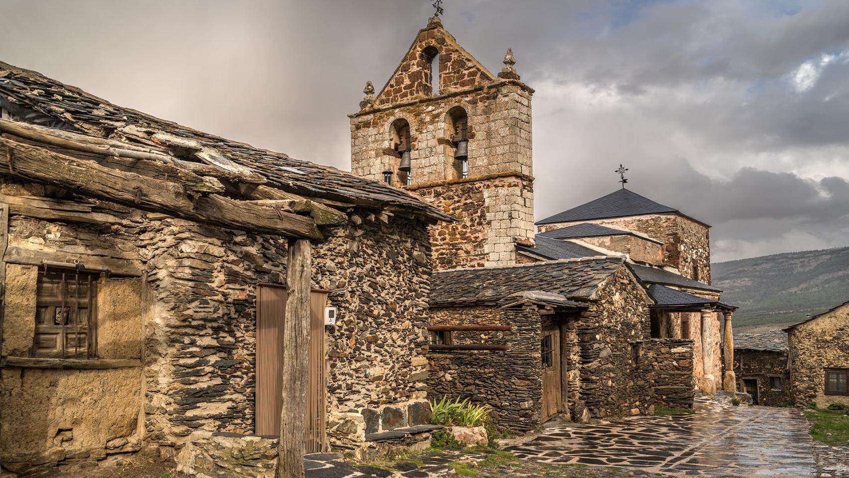 Imagen de la iglesia de El Muyo, uno de los pueblos negros de Segovia