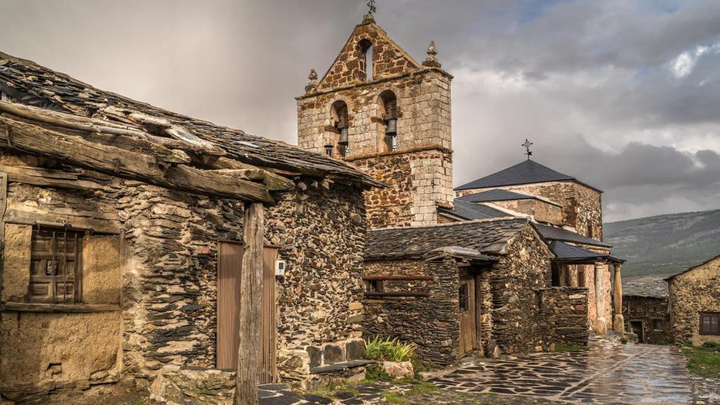Imagen de la iglesia de El Muyo, uno de los pueblos negros de Segovia