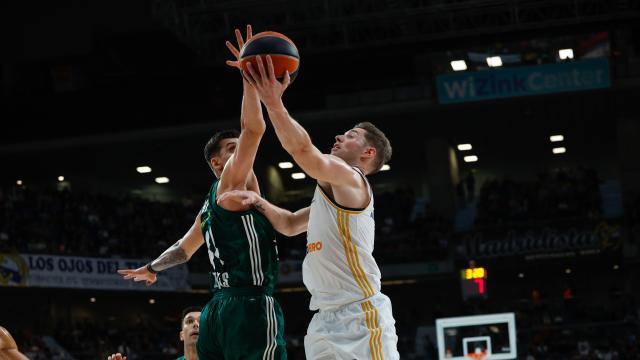 El escolta francés del Real Madrid, Fabien Causeur (d), intenta encestar ante el pivot del Panatinaikos, Konstantinos Mitoglou.