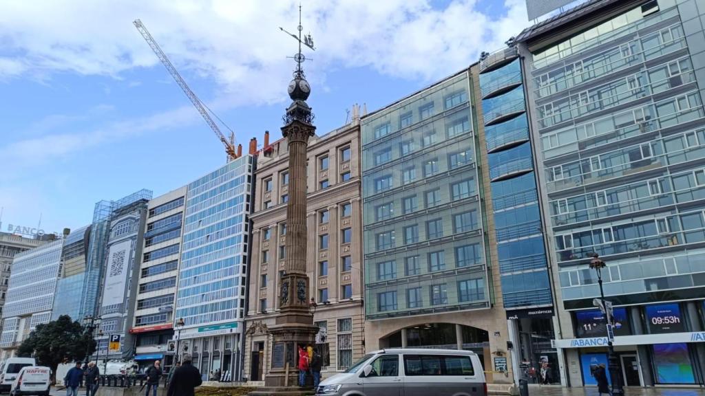 Técnicos trabajan en el reloj del Obelisco.