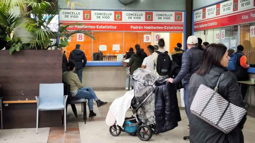 Colas en la lonja del Concello de Vigo.