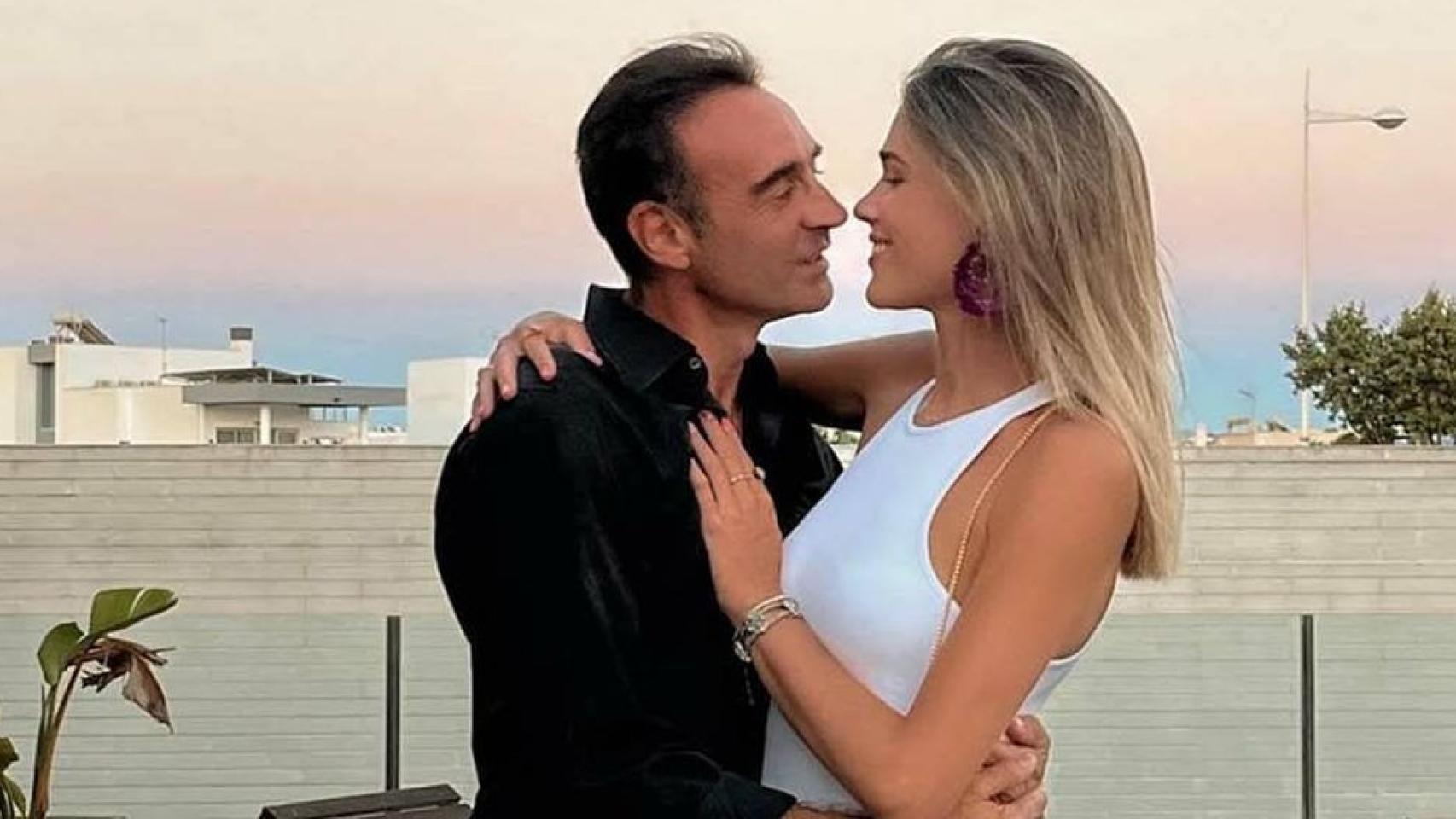 Ana Soria junto a Enrique Ponce en una fotografía de las redes sociales.