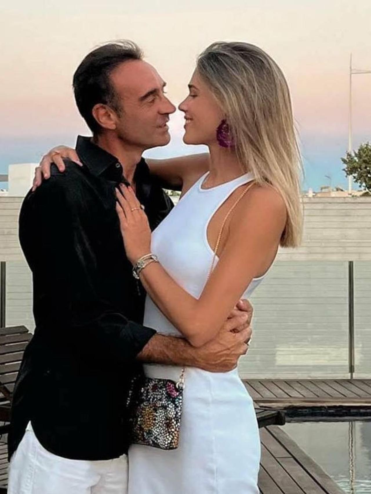 Ana Soria junto a Enrique Ponce en una fotografía de las redes sociales.