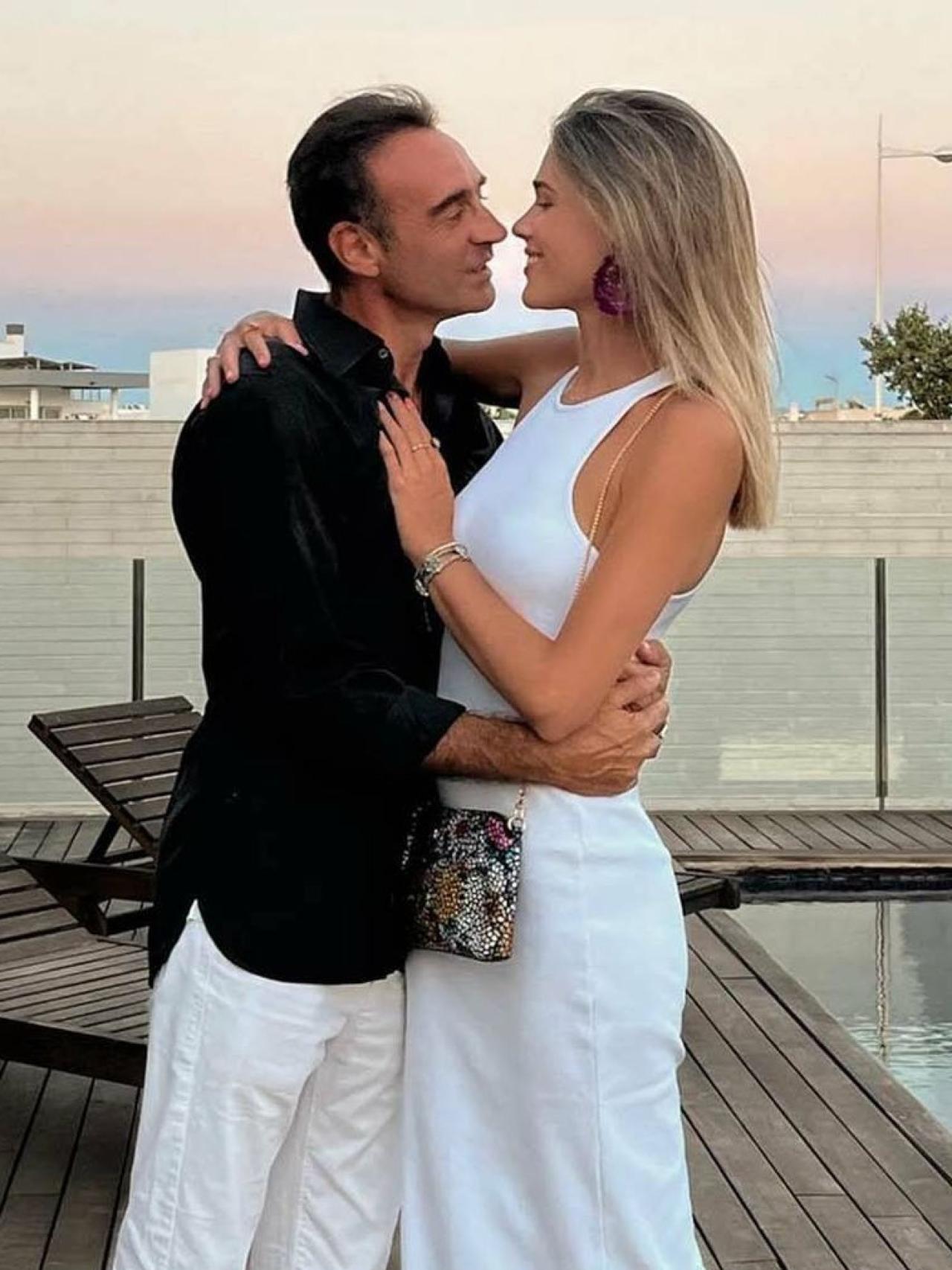 Ana Soria junto a Enrique Ponce en una fotografía de las redes sociales.