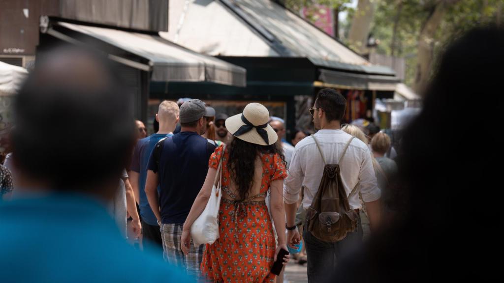 Imagen de archivo de gente paseando en las Ramblas de Barcelona.