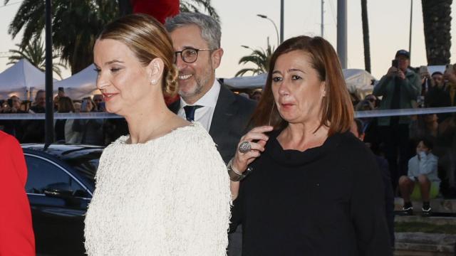 La presidenta balear, Marga Prohens, junto a su antecesora, Francina Armengol, en el acto institucional del Día de las Islas Baleares.