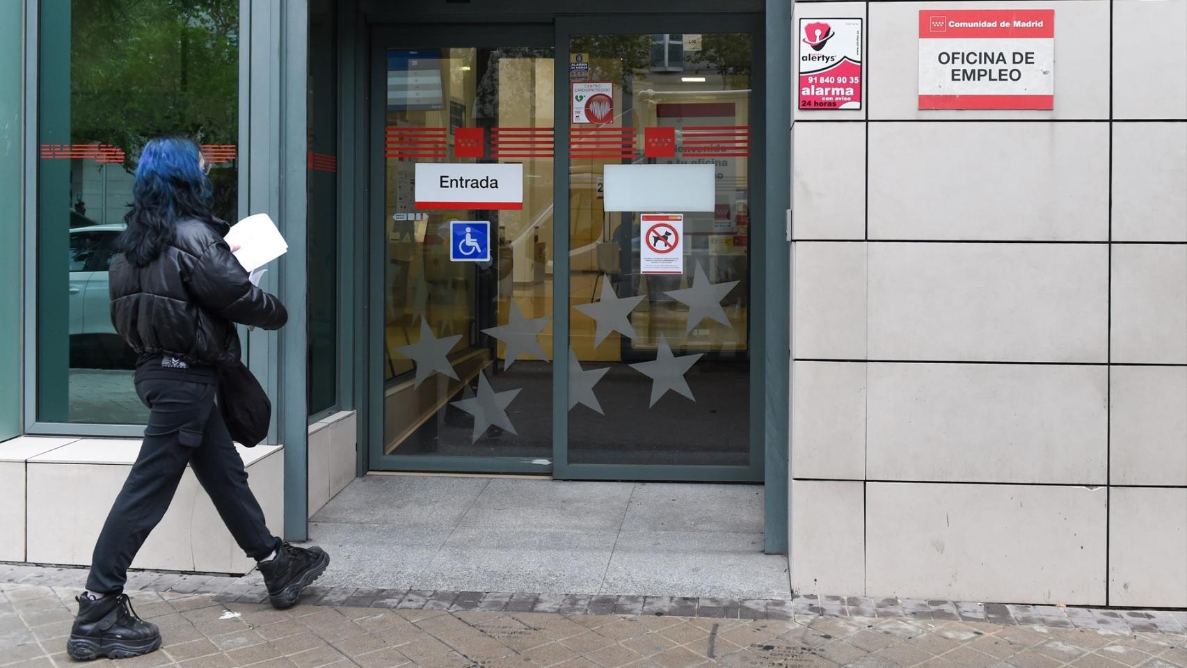 Una persona entra en una oficina de empleo.