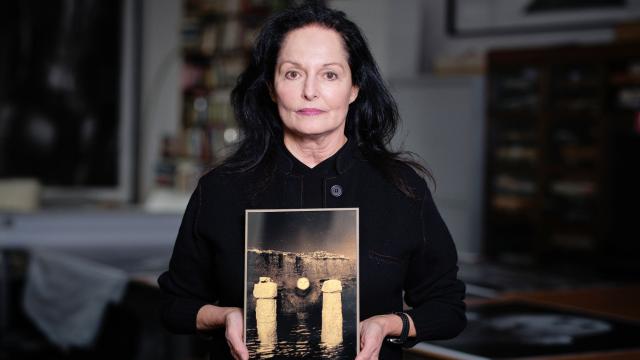 La fotógrafa Isabel Muñoz con su obra en las manos.