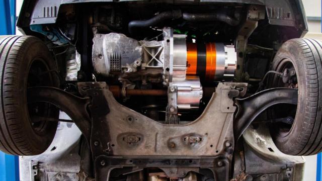 El motor del kit Twin-E instalado en un coche