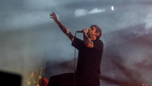 Joe Talbot, cantante de Idles, durante su actuación de este viernes en Madrid. Foto: Ricardo Rubio/Europa Press