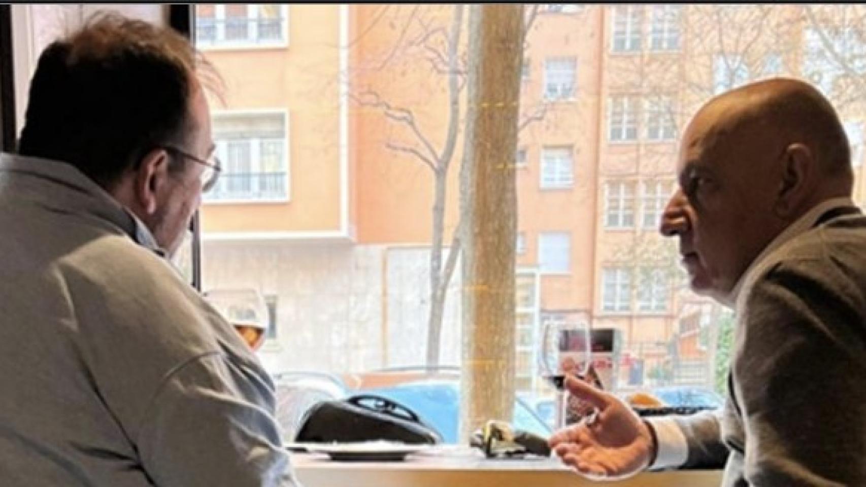 Koldo García y el empresario Juan Carlos Cueto, en la marisquería La Chalana de Madrid.