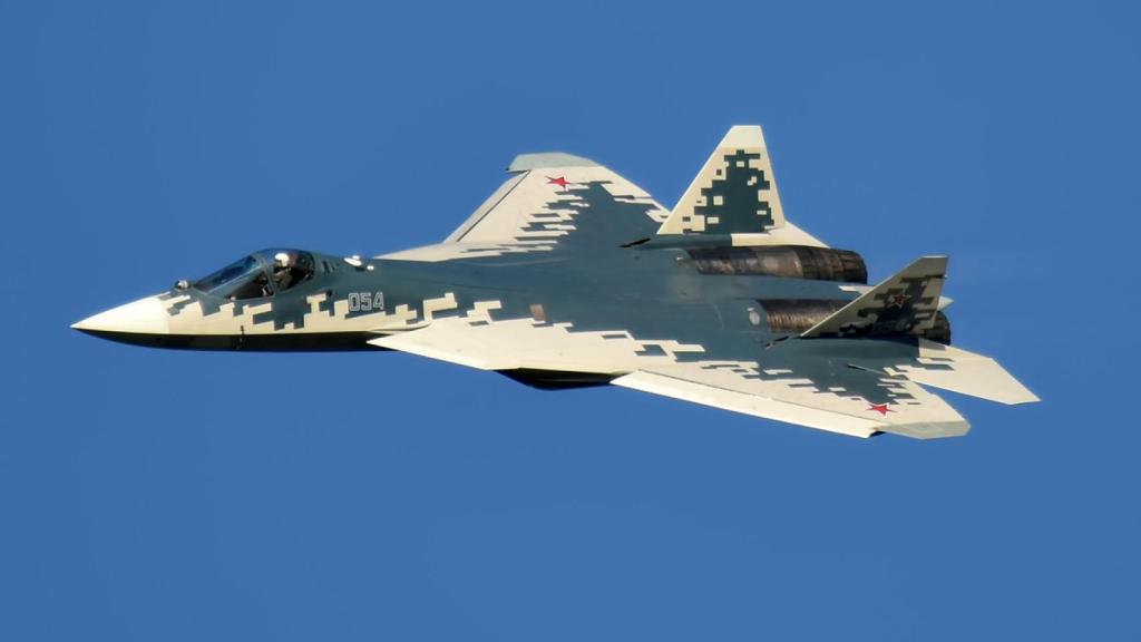 Caza ruso Su-57 en pleno vuelo