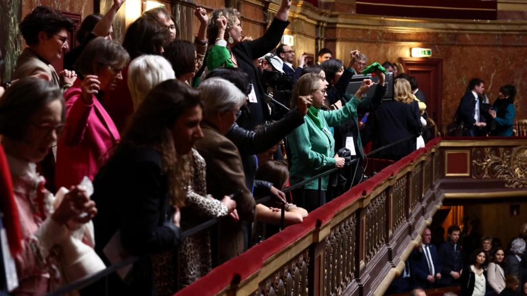 Activistas feministas celebran el resultado de la votación en el Palacio de Versalles.