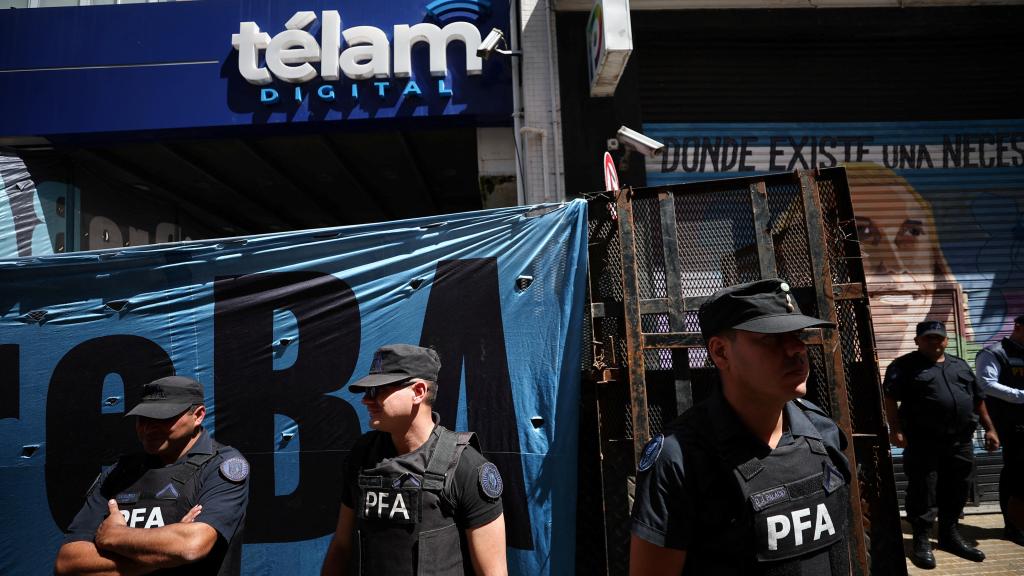 Varios agentes de la policía custodian la sede de Télam ante una protesta, este lunes en Buenos Aires.