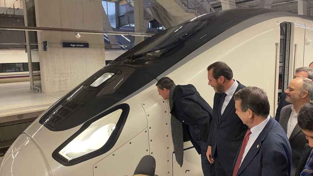 Besteiro besa un tren Avril en pruebas en Vigo el 5 de enero de 2024 junto a Puente y Caballero.