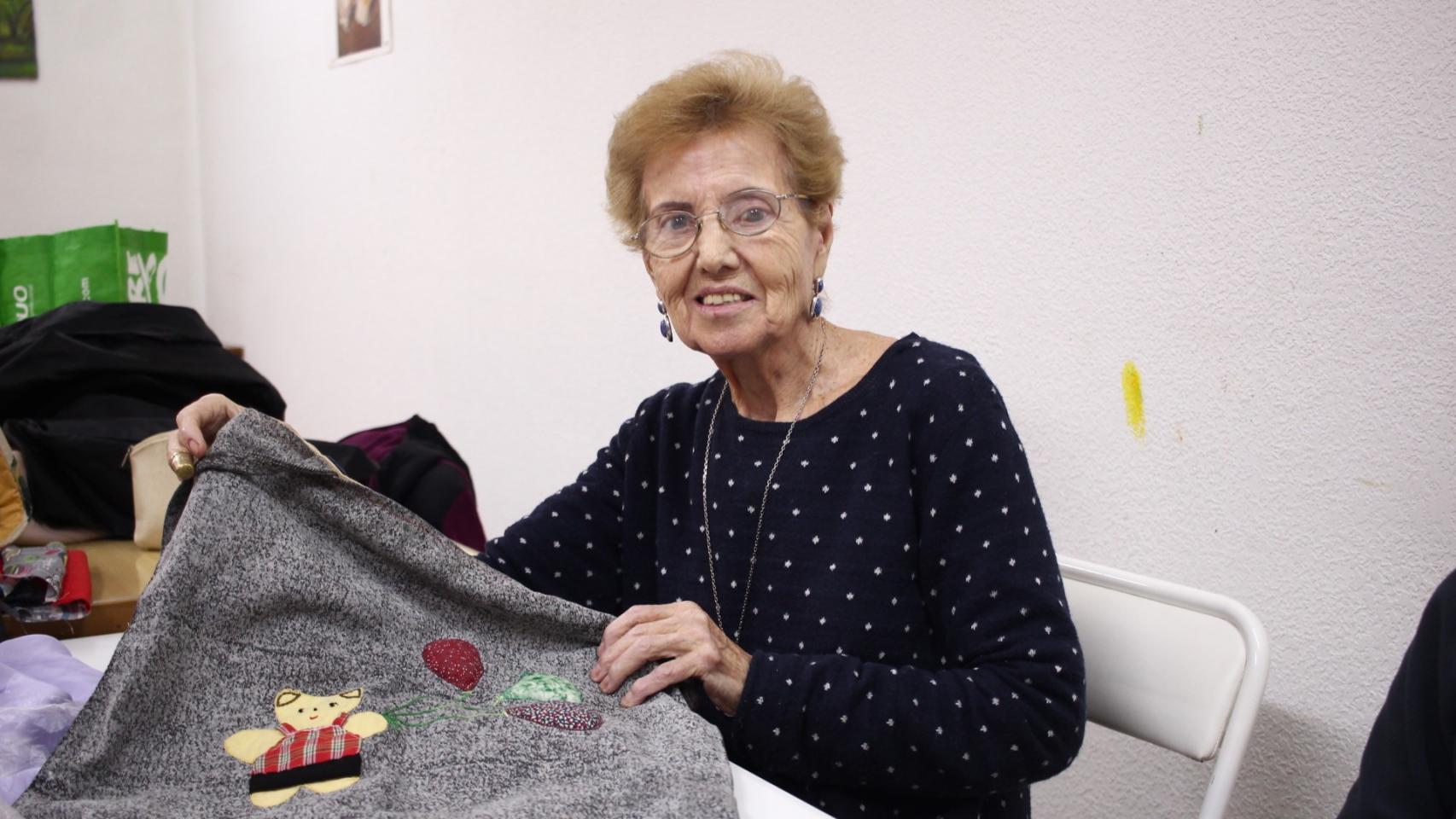 Celina, socia de la asociación, con una de sus creaciones.