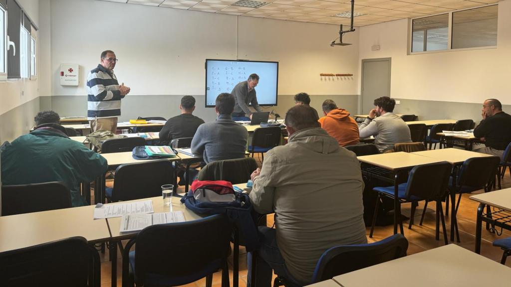 Un grupo de alumnos, aprendiendo en un aula de FP.