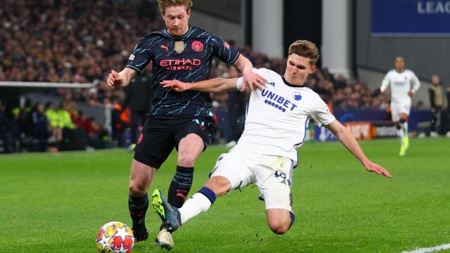 Kevin De Bruyne, ante Elias Jelert Kristensen.