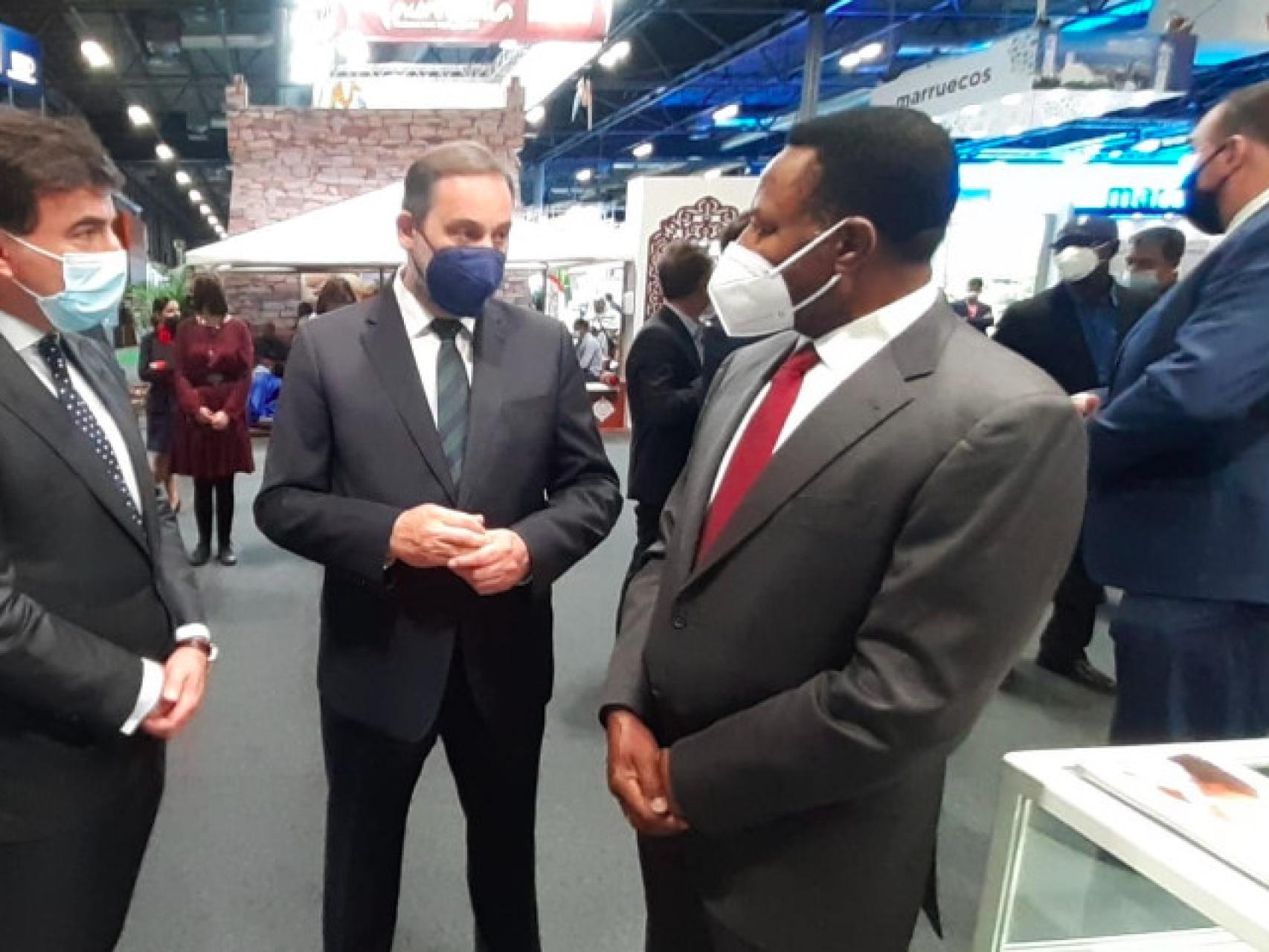 El doctor Palomo (izda.), el ministro José Luis Ábalos, el embajador de Guinea Ecuatorial, Miguel Edjang Angue, y Koldo García Izaguirre (derecha), en Fitur 2021.
