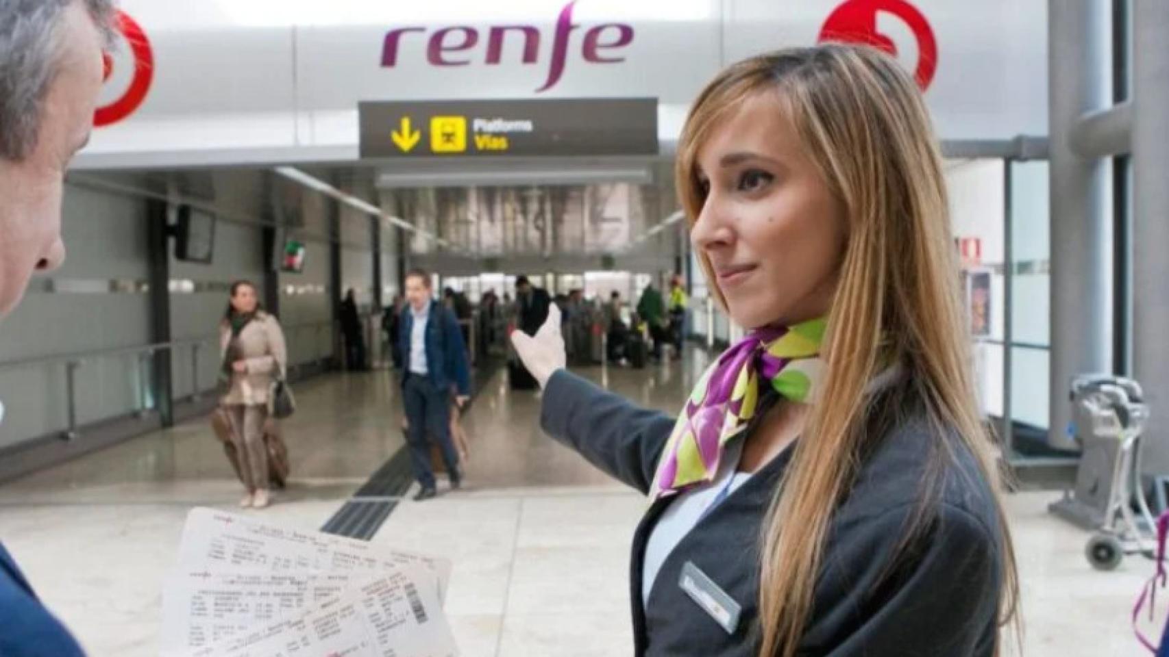 Una trabajadora de Renfe indicando a un cliente