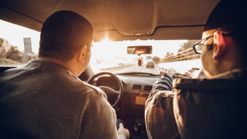 Dos personas en el interior de un coche.