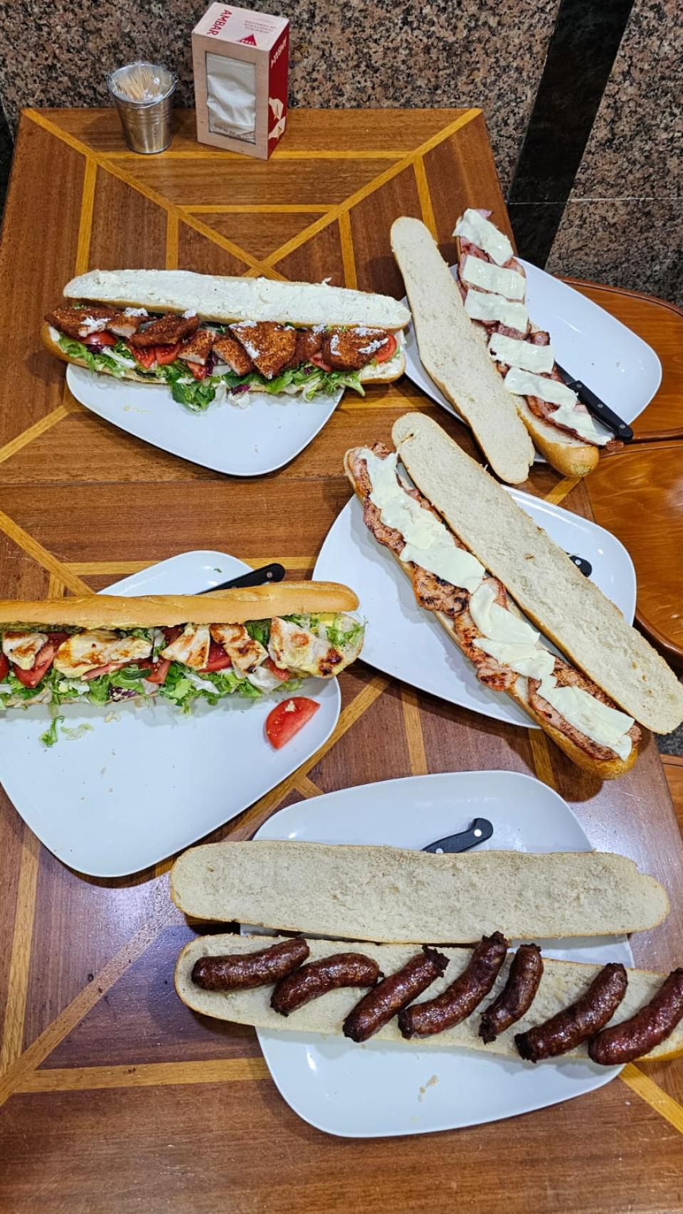 Bocadillos gigantes del bar Isama.