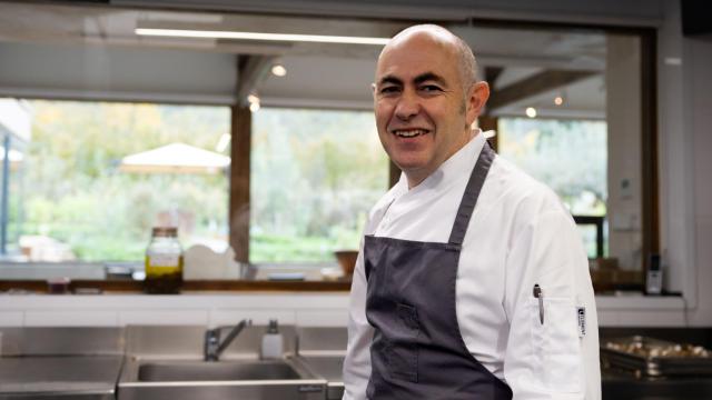 El chef Ignacio Echapresto en la cocina de Venta Moncalvillo