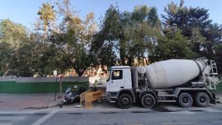 Muere un hombre en Casarabonela al volcar el camión hormigonera que conducía en un carril de tierra