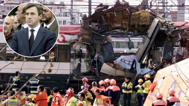 El exministro del Interior Ángel Acebes durante un minuto de silencio por los atentados y uno de los vagones destruidos, en un montaje de EL ESPAÑOL.