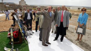 El presidente de la Diputación de Valladolid, Ramiro Ruiz Medrano (C), y la alcaldesa de Villavieja, Asunción Rodríguez, escuchan las explicaciones del vicepresidente, Alfonso Centeno, sobre donde estrá ubicada la pista de ski de Villavieja del Cerro
