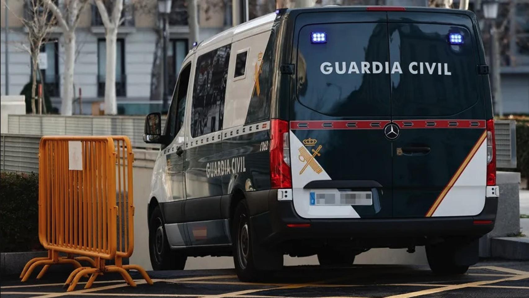 Un furgón de la Guardia Civil accede al garaje de la Audiencia Nacional.