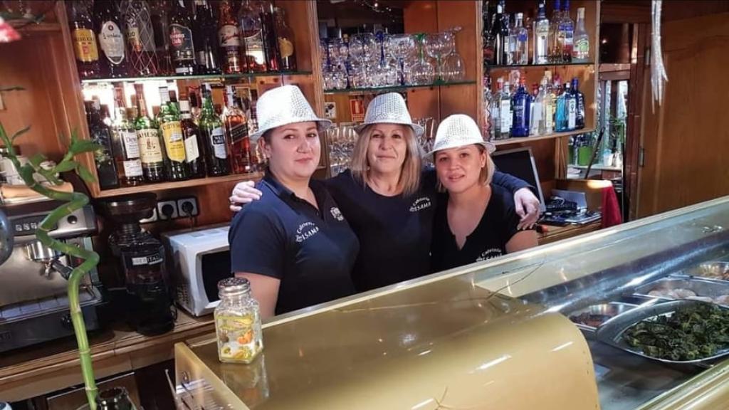 María José Costa (centro) sólo tiene camareras en su bar Isama de Madrid.